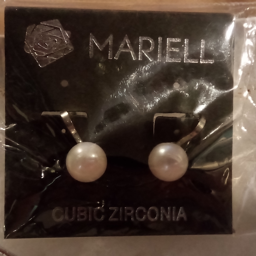 7.4mm Natural AA Freshwater Cultured Pearl in Sterling Silver Stud Clip Earings